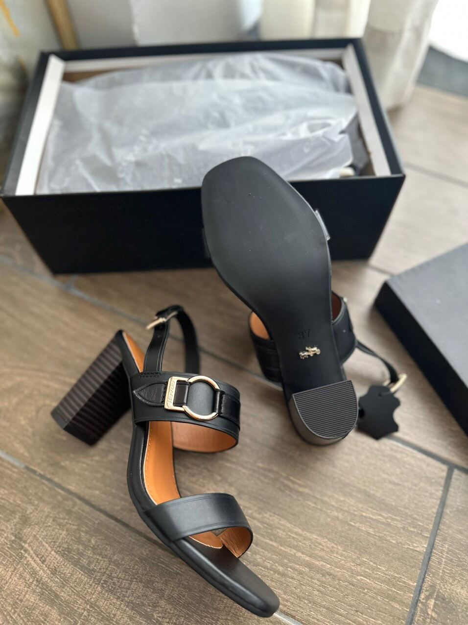 Sandal cao gót Coach mabel sandal leather
Sandal coach siêu mềm full
Gót sừng 7p