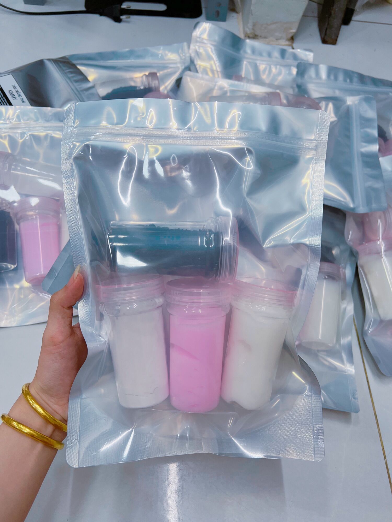 Set túi zip 4 chai tắm tẩy trắng cấp tốc Kimmy