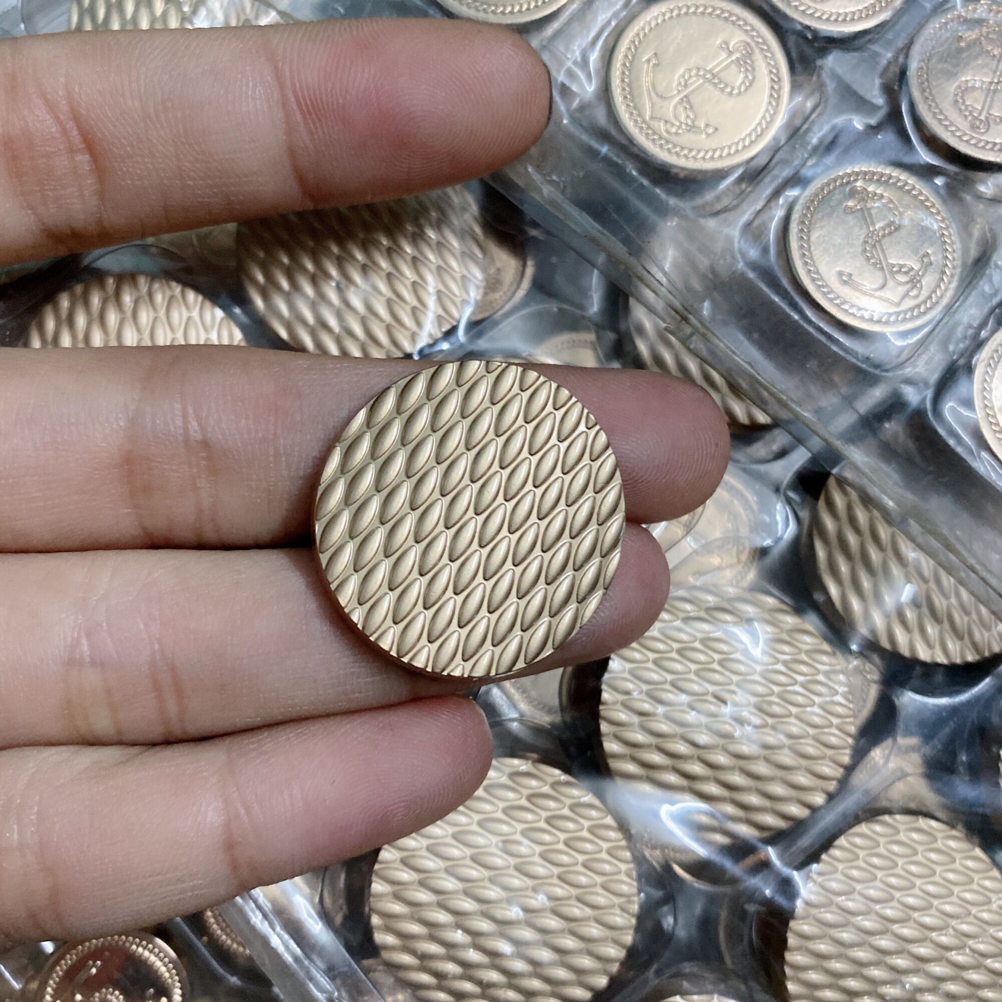 1 NÚT KIM LOẠI Vàng size 2.5cm đế lồi