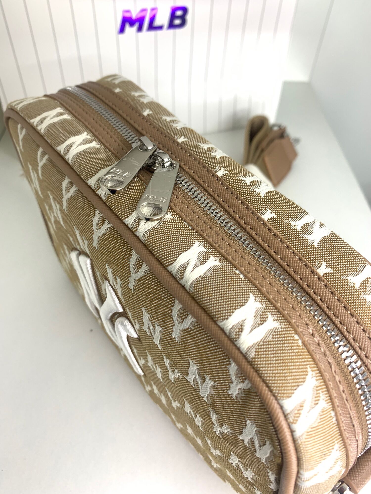 Túi đeo chéo MLB monogram