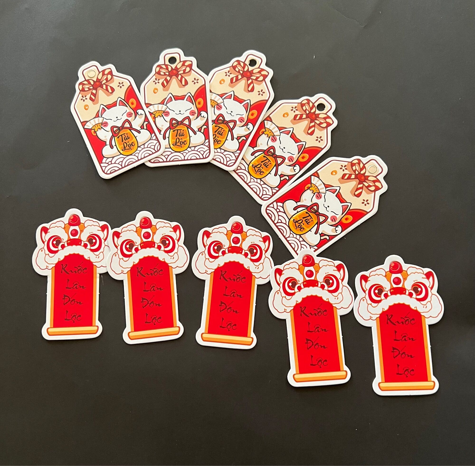 Set Tag kì lân và mèo thần tài trang trí Tết. Tag treo Đào Đông, Mai, Đào v...vvv.1 set gồm 10 tag như hình