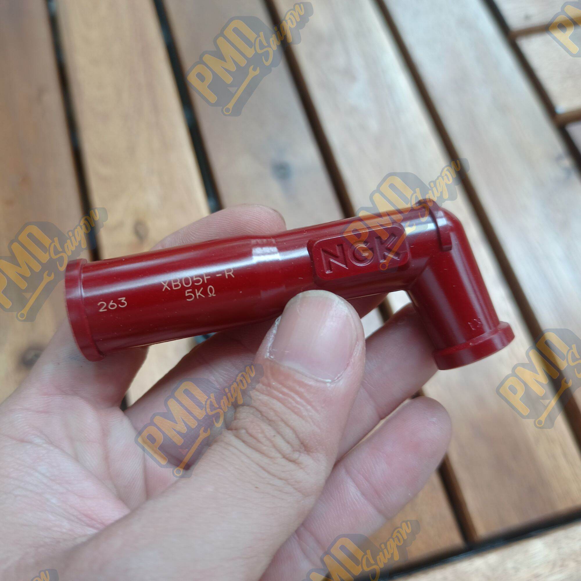 Chụp bugi NGK XB05F-R (màu đỏ)