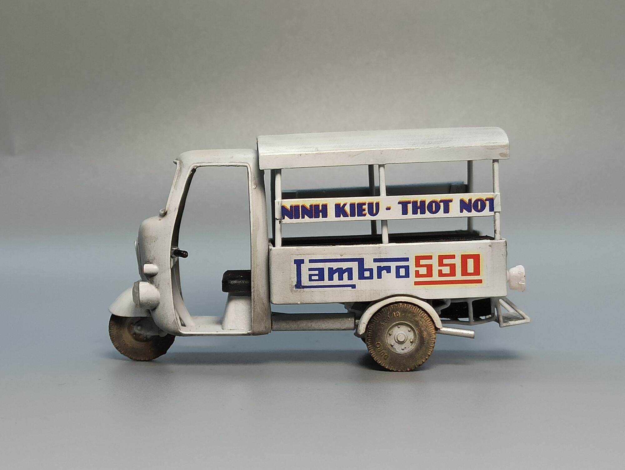 Mô hình xe Lambro 550 tỷ lệ 1/43