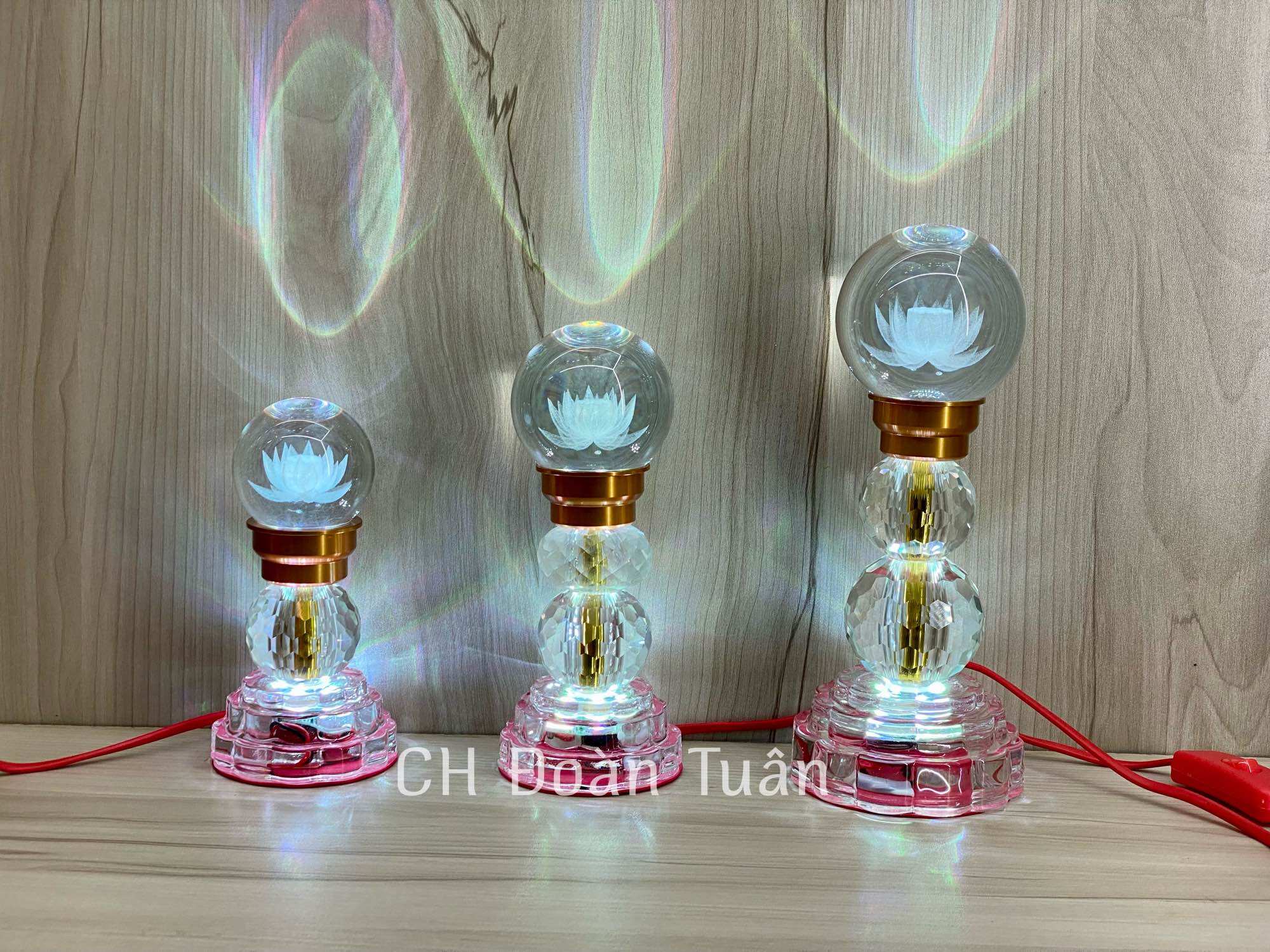 MỘT CẶP ĐÈN THỜ QUẢ CẦU PHA LÊ KHẮC HOA SEN