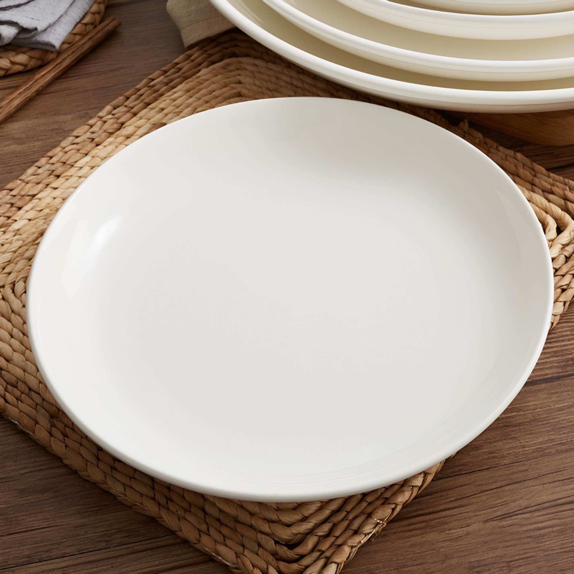 1 cái Dĩa sứ trắng sâu lòng kích thước 20 cm.