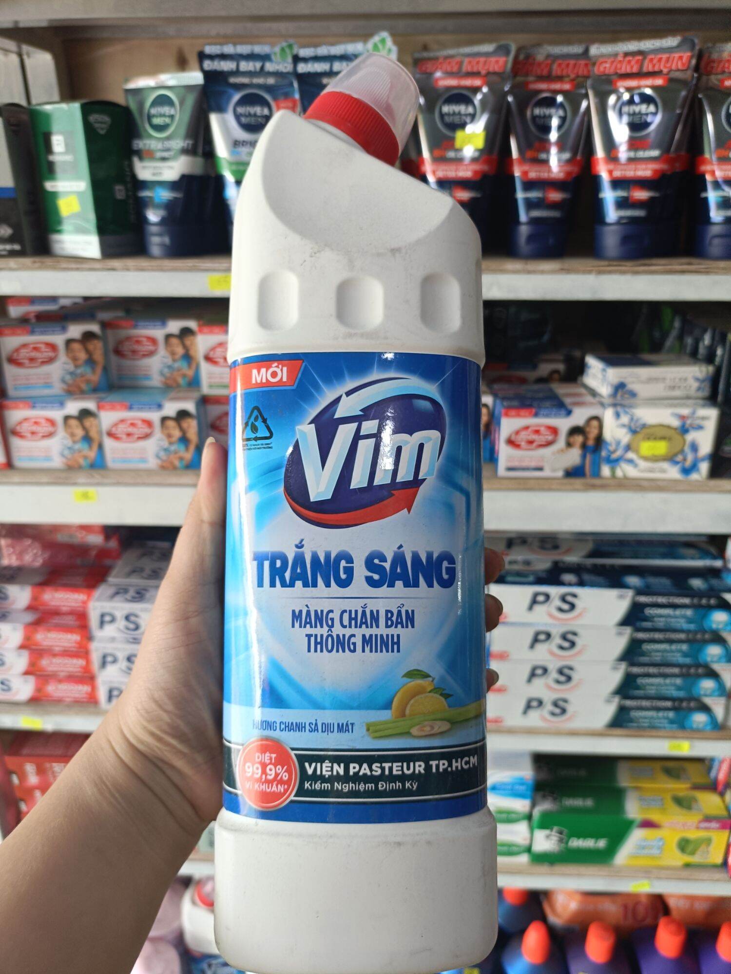 Vim tẩy bồn cầu hương chanh trắng sáng chai 880ml