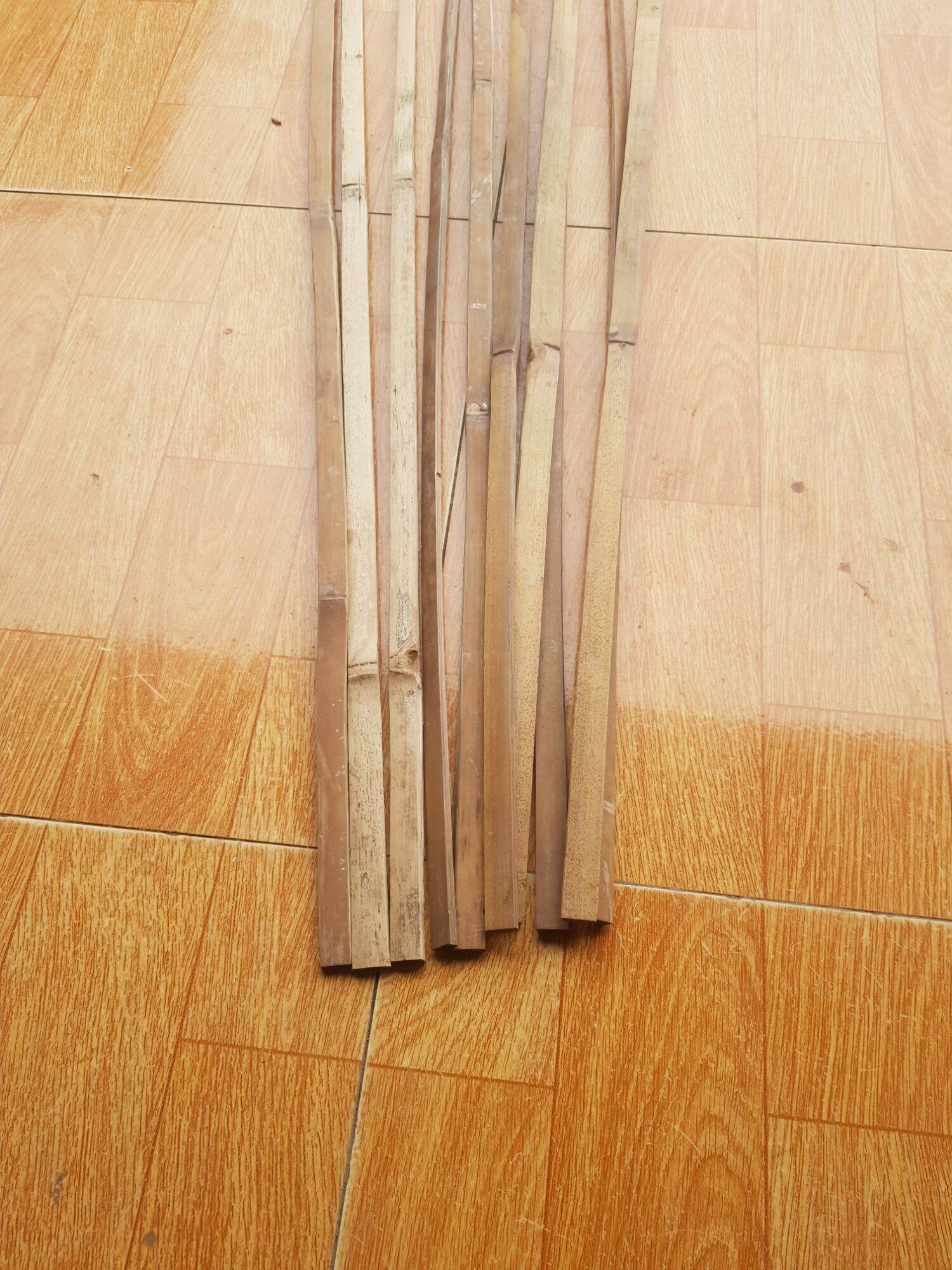 10 thanh tre bần khô bổ sẵn dài 1 m. thanh chẻ từ : 1,5 - 2,5 cm , dày : 4 - 7 ly. làm đồ thủ công.