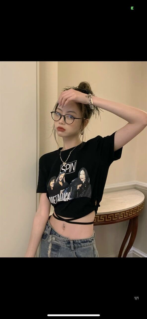 Áo croptop dây quấn eo có chữ spin BG