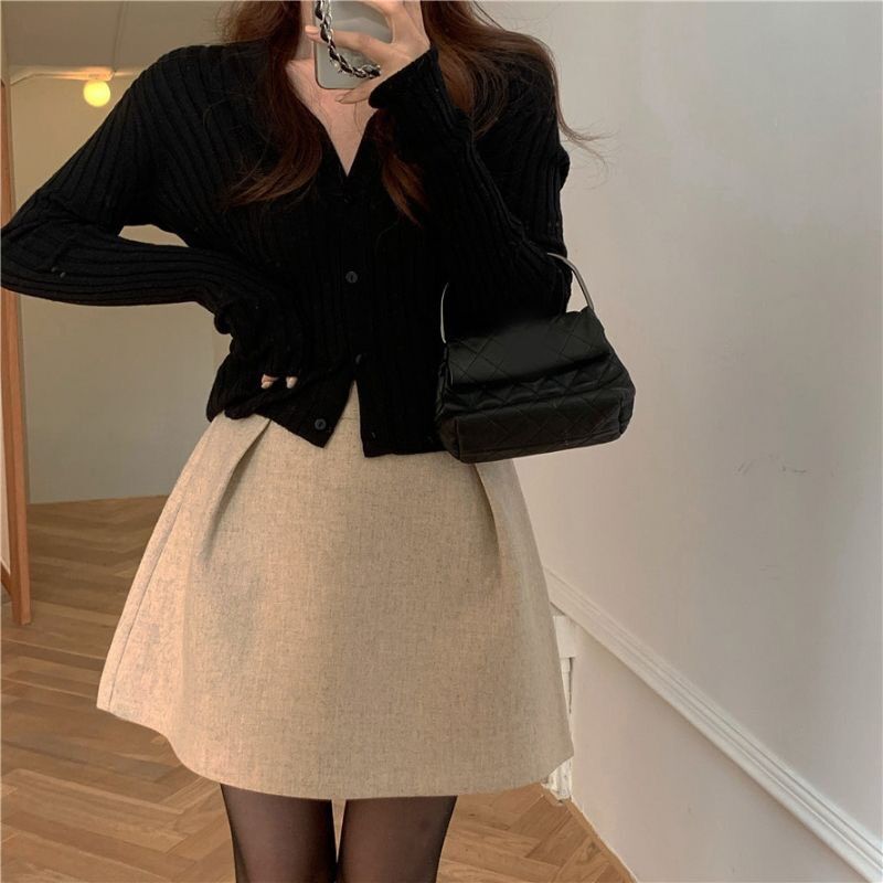 Set chân váy dạ xòe và áo len đen