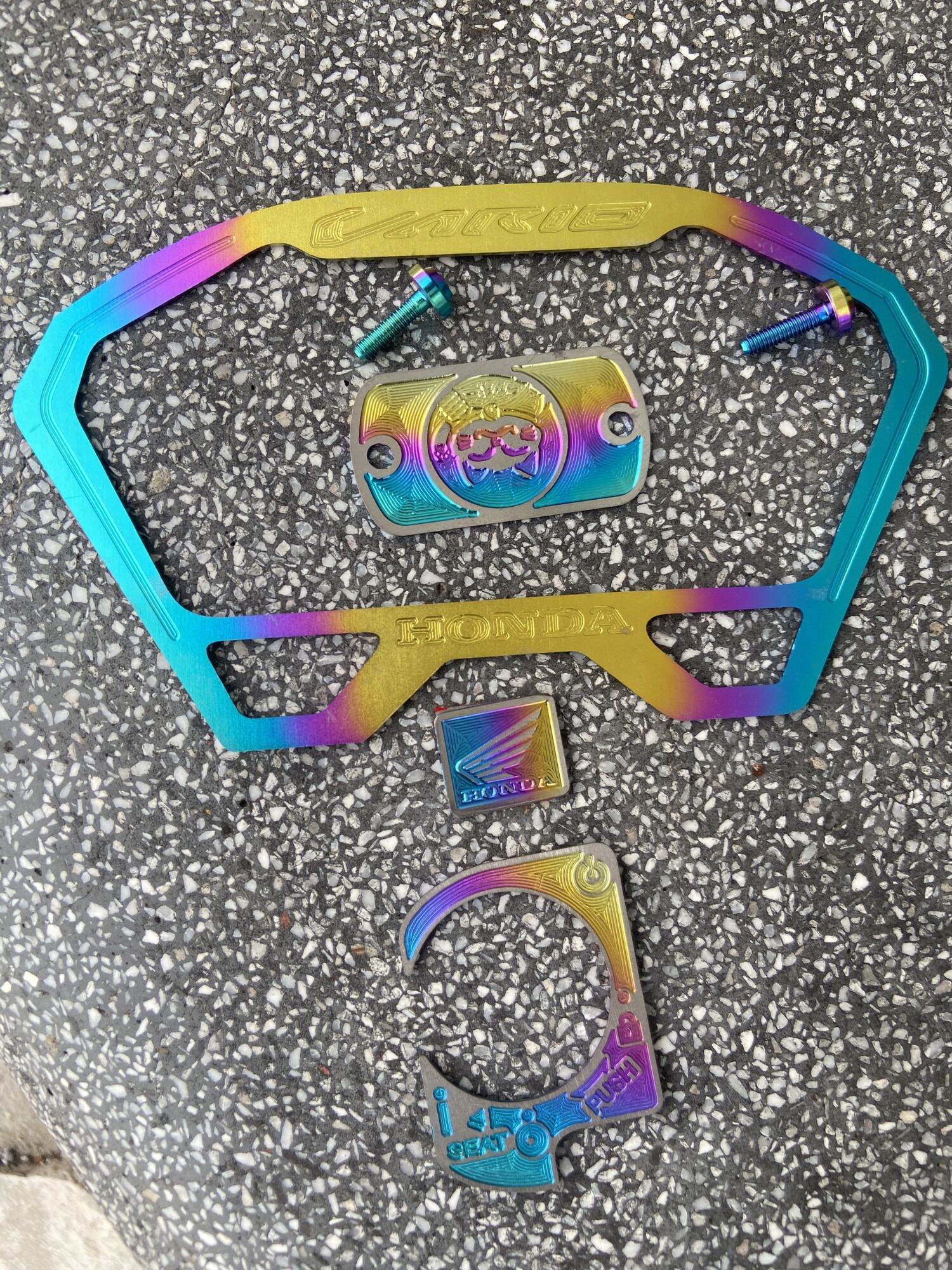 Tem titan dán xe cực đẹp cho Vario 125, 150 kèm 2 ốc gr5 bắt nắp dầu tùy chọn.