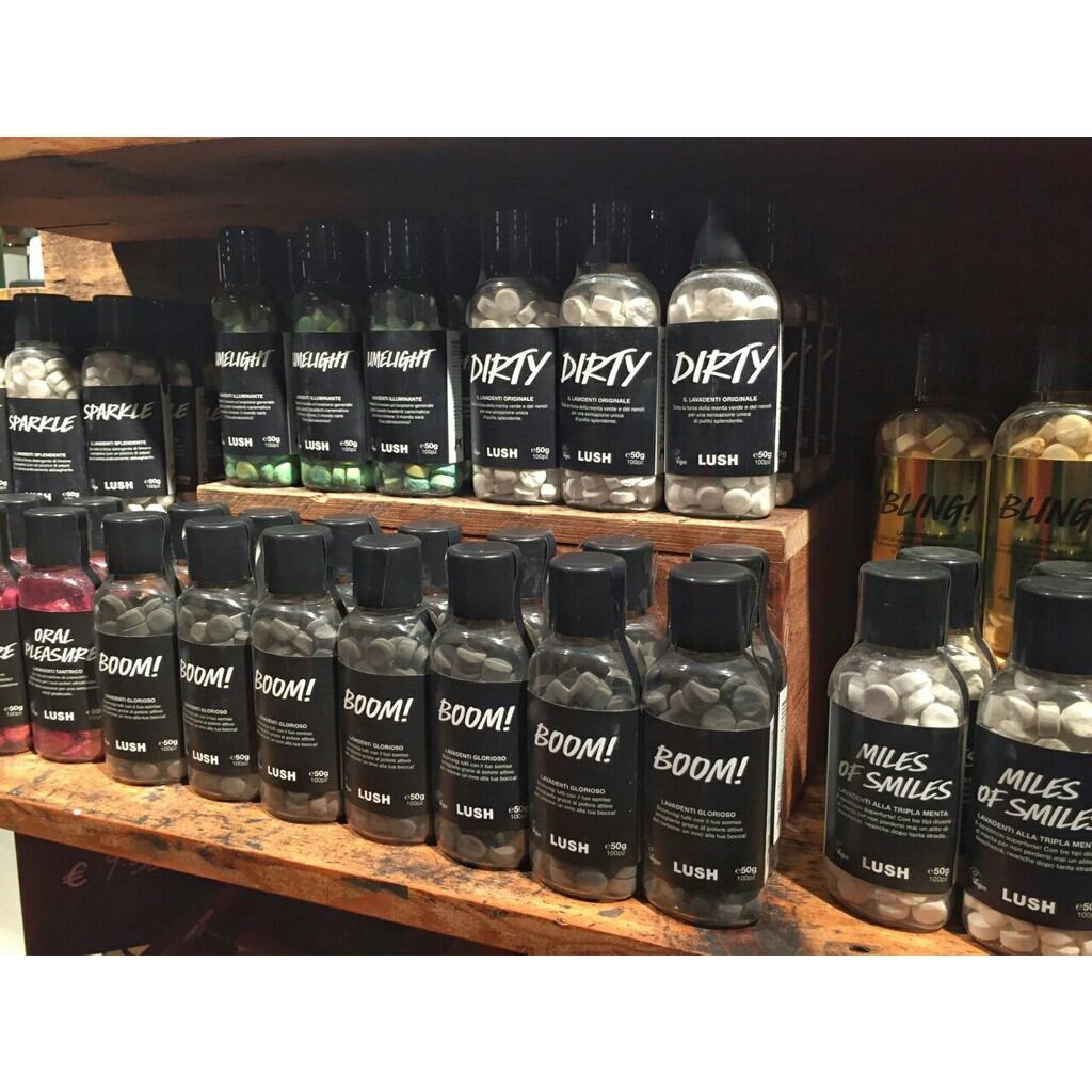 Viên đánh trắng răng của Lush Toothy Tabs