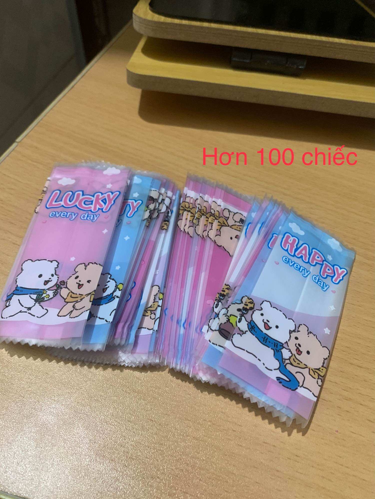 [100 chiếc túi đựng kẹo] Kẹo dẻo Lucky Bunny Happy Bunny với hình ảnh gấu dễ thương, màu sắc tươi sáng, đóng gói nhỏ gọn, phù hợp làm quà tặng hoặc ăn vặt.