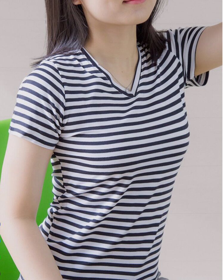 Áo thun trơn sọc cổ tim