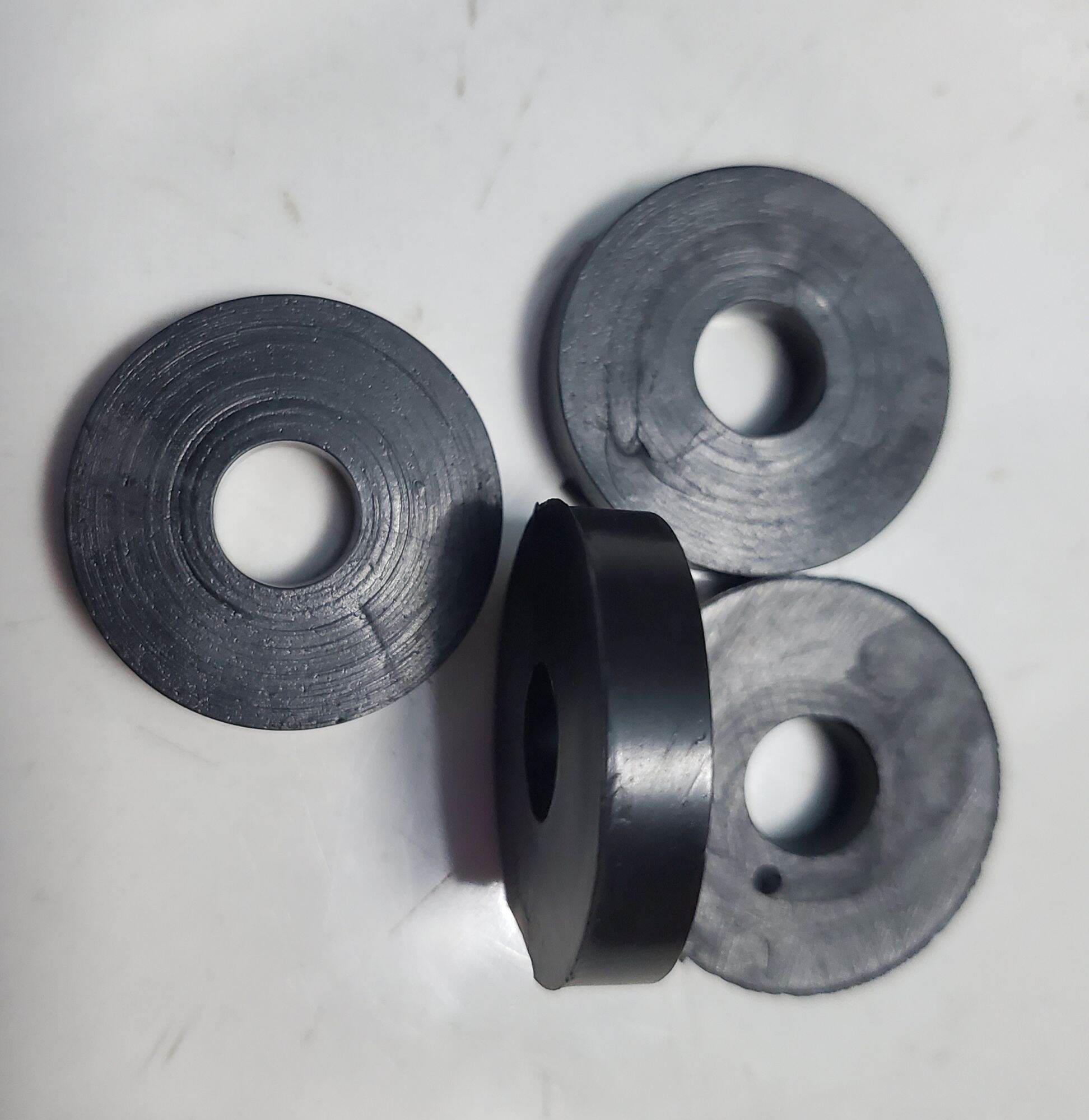 Long đền cao su lổ 8li, dầy 5 mm, đường kính 25 mm .