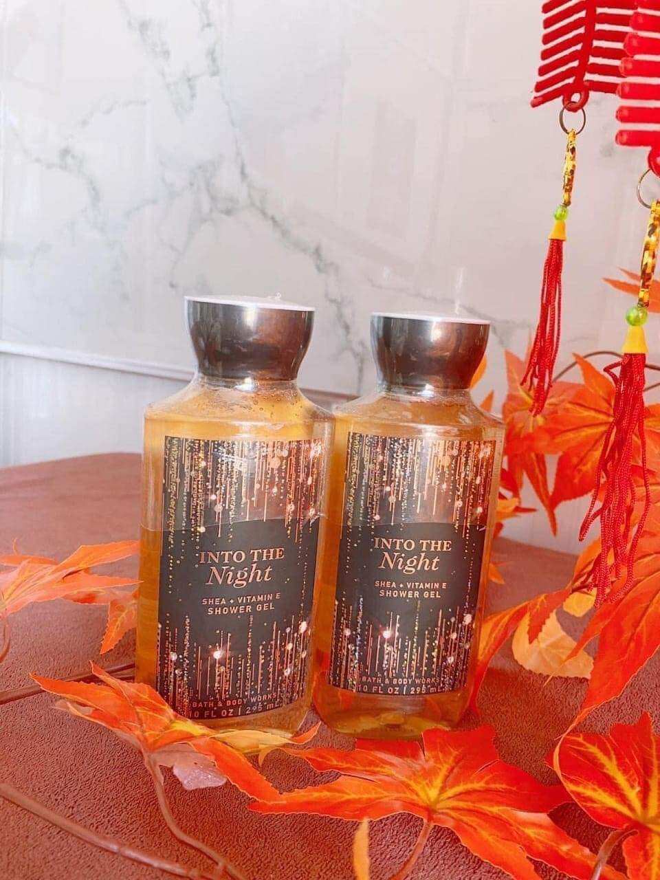 Sữa tắm Bath Body Work Into Night 295ml