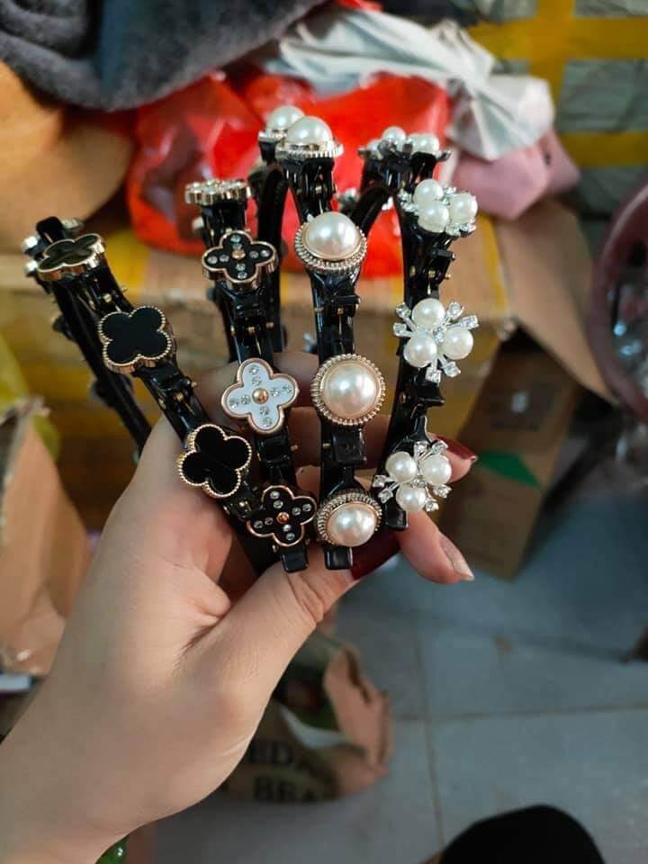 Bờm tóc có kẹp cho các chị đẹp.