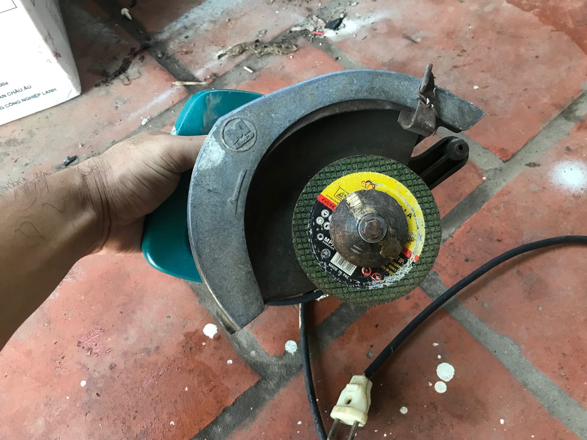 Máy cắt makita nhật bãi 100 v dùng ngon