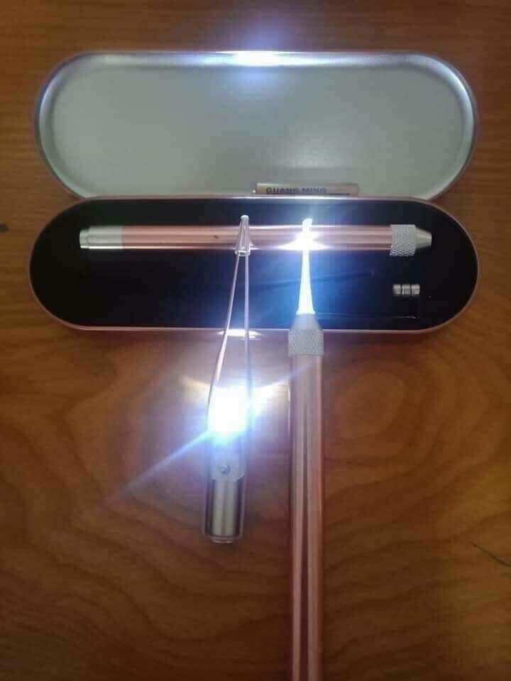 Lấy ráy tai có đèn