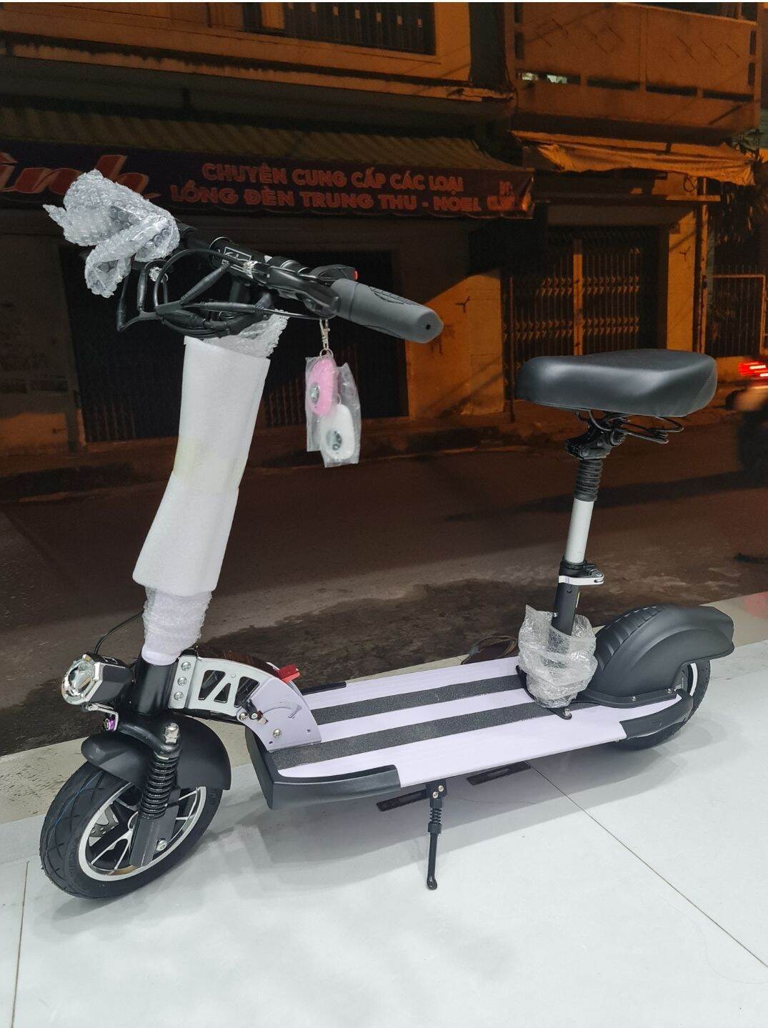 Xe điện Scooter với 50km / sạc với 2 màu sẵn đen & màu trắng sang trọng sơn tĩnh  : 40-50km.