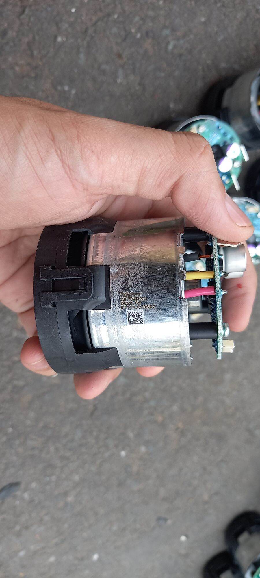 Mô tơ ko chổi than màu trắng Nidec 36v ok. 589nhattao