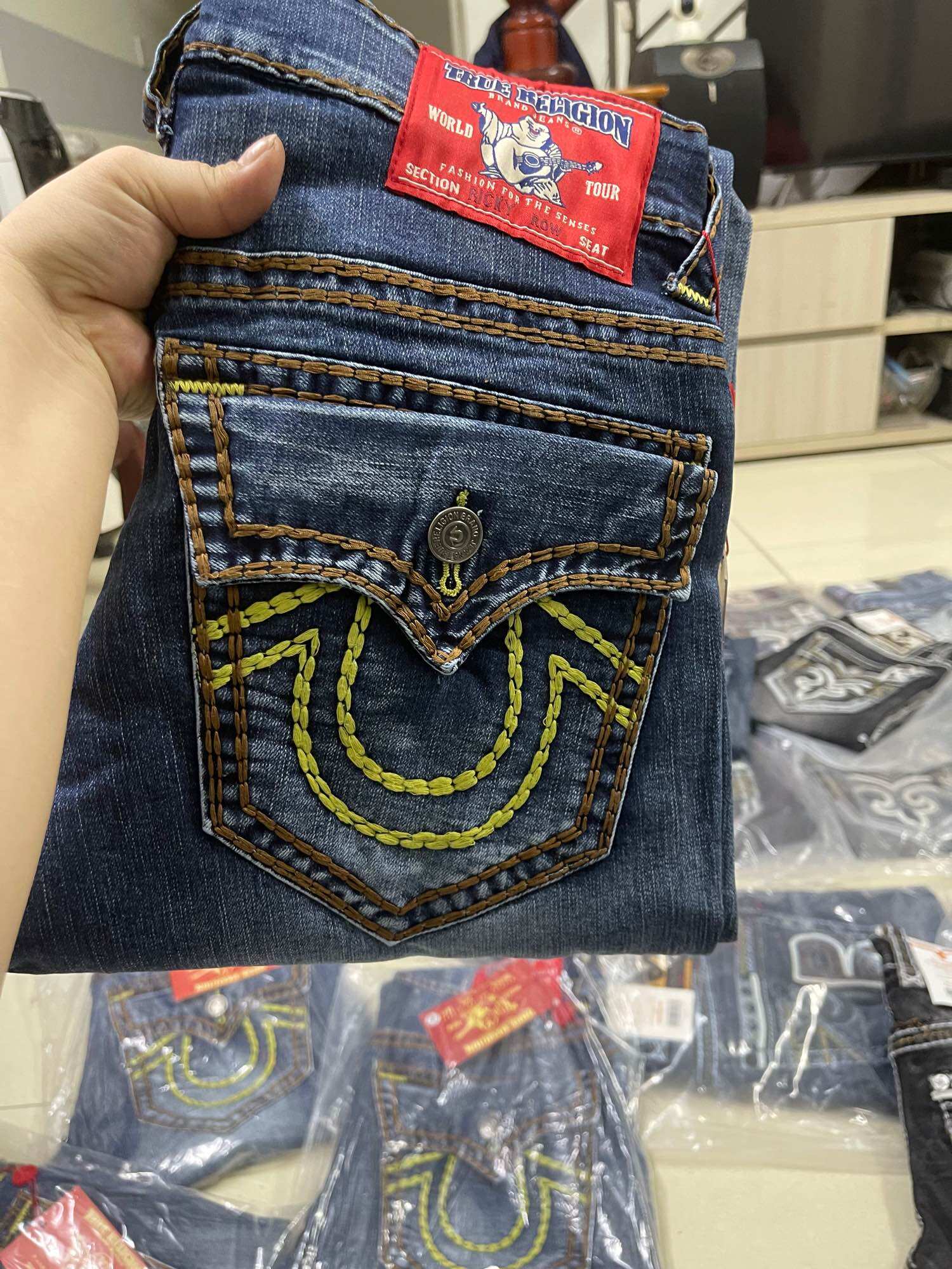 Quần jeans nam nắp túi chỉ nổi