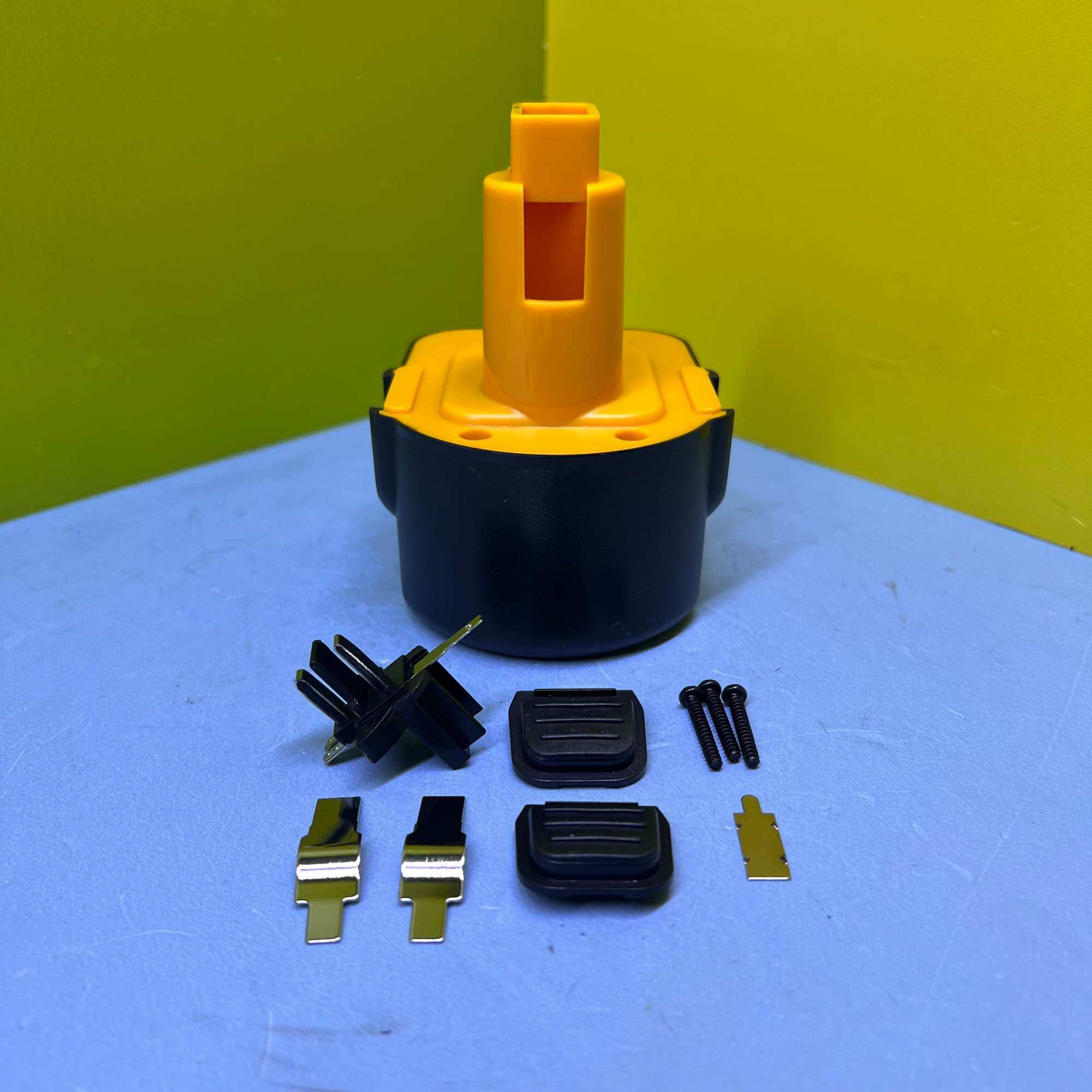 Vỏ pin dewalt hay black&decker 12v ( niken) chọt