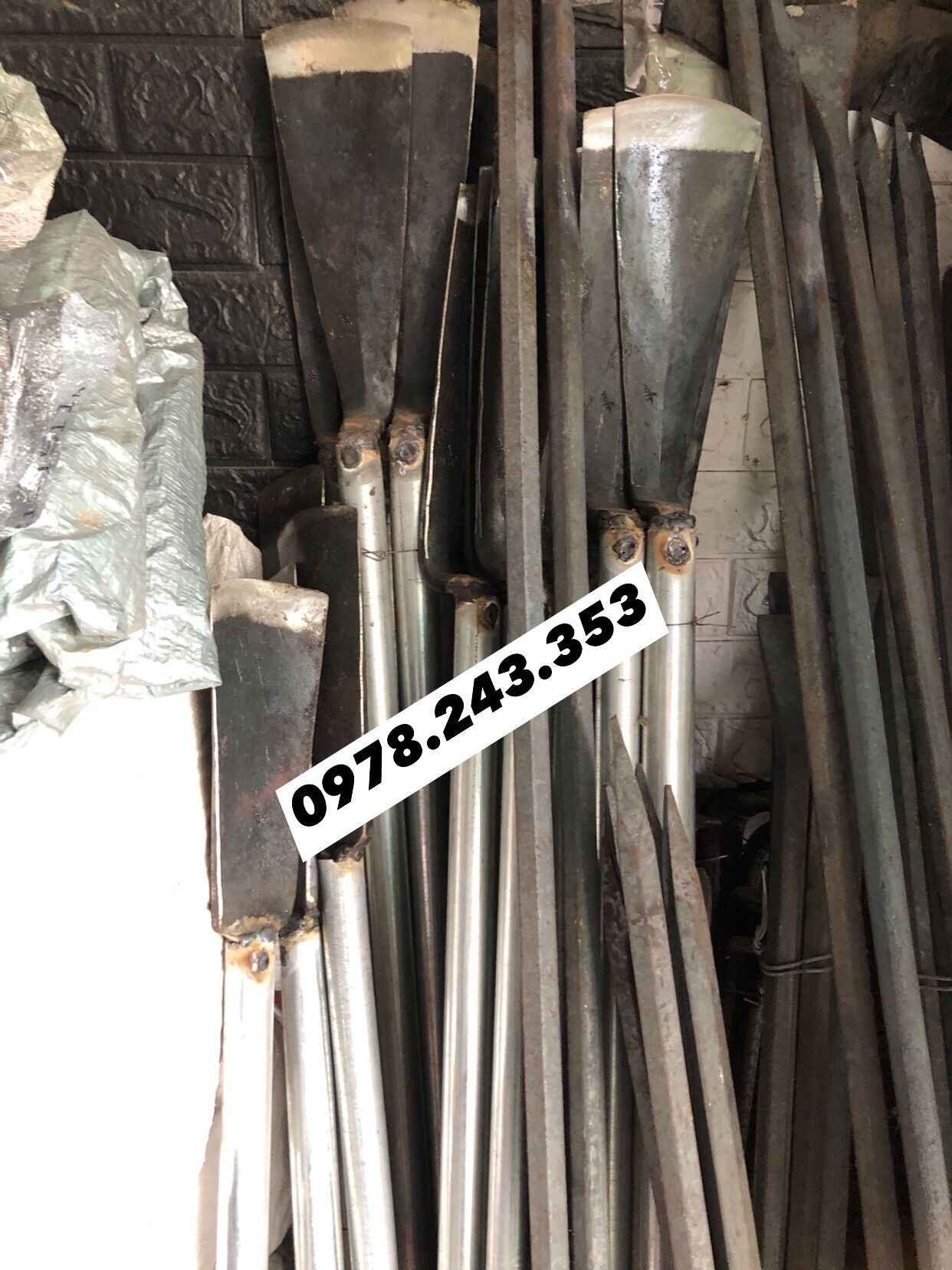 Thuổng đào đất bấng cây ( có cán dài 1 mét + lưỡi 30cm )