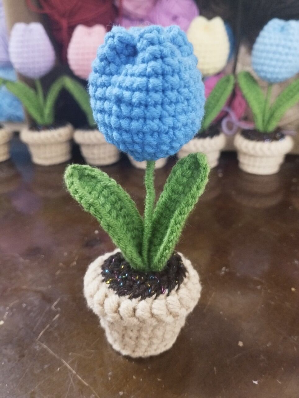 Chậu hoa tulip mini bằng len handmade