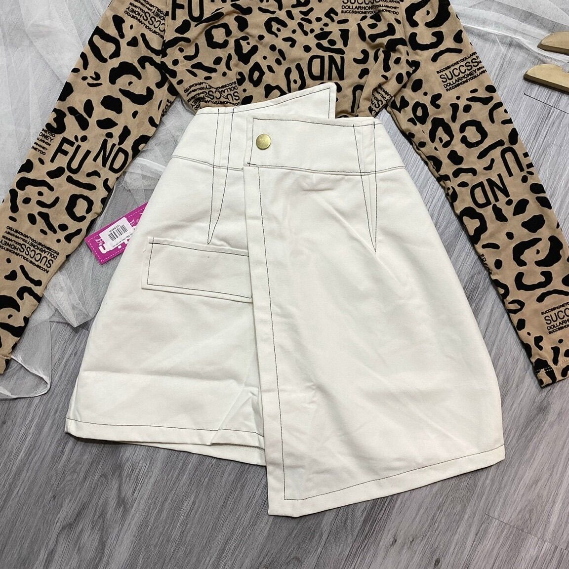 Chân Váy Kaki Đắp Chéo Chỉ Nổi