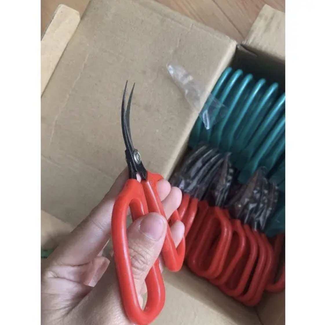 Kéo mũi cong cán xanh cán đỏ lưỡi đen