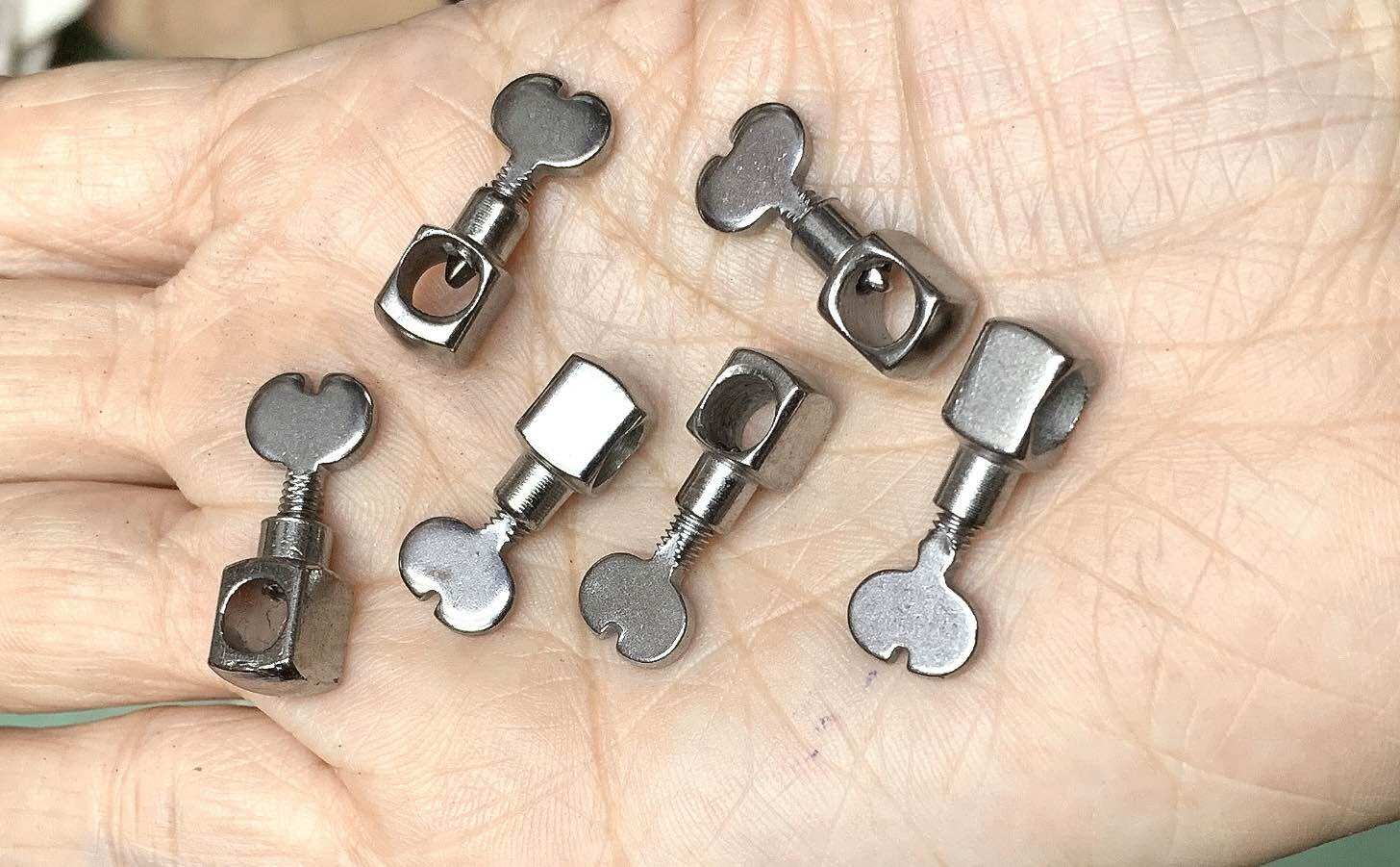 Ốc vặn kim máy may gia đình con bướm