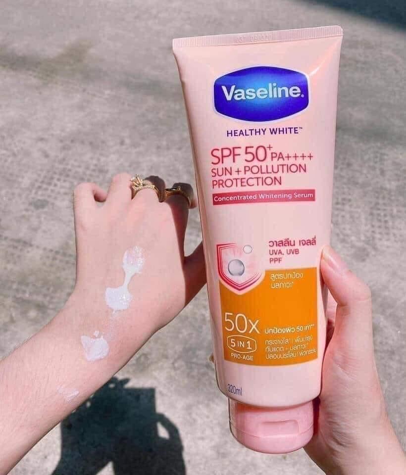 Dưỡng Thể Chống Nắng Vaseline Healthy White Spf50+ 320Ml