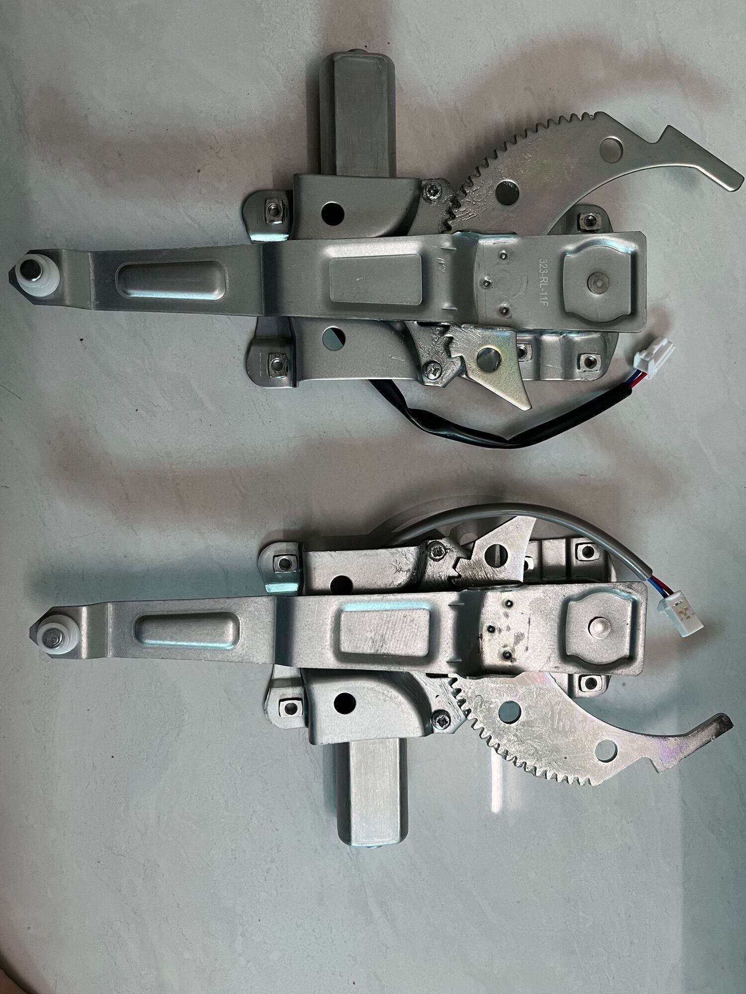 Compa và mô tơ lên xuống kính Ford Laser