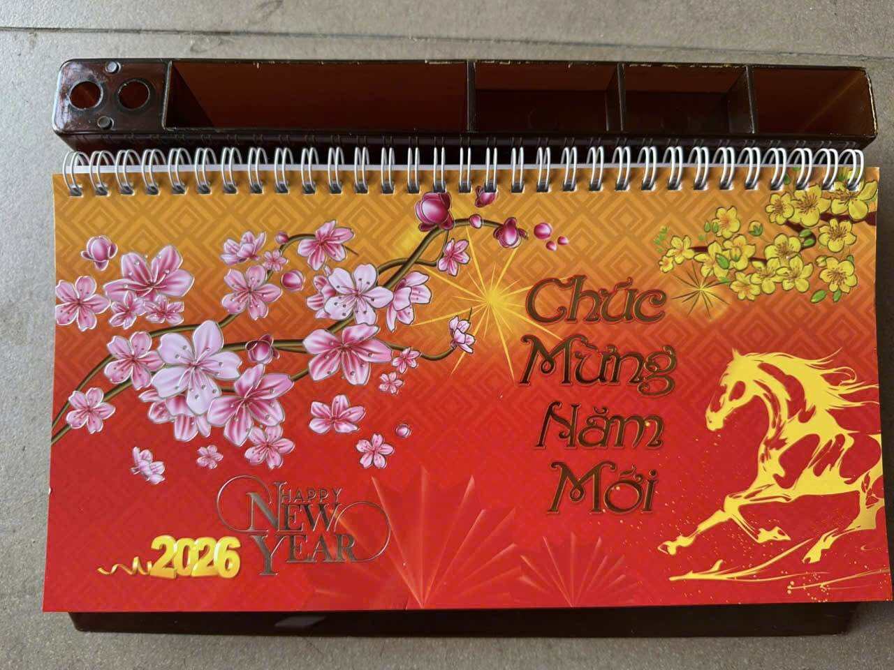 Lịch để bàn 2026 đế nhựa đẹp