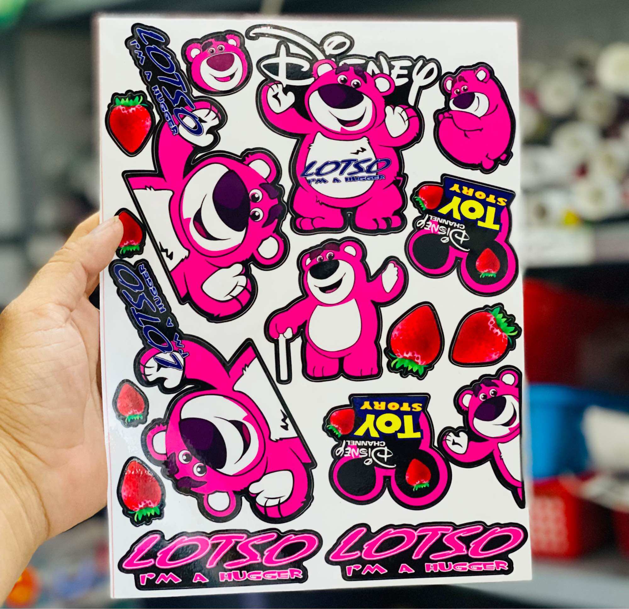Logo sticker gấu dâu kích thước 18x25cm