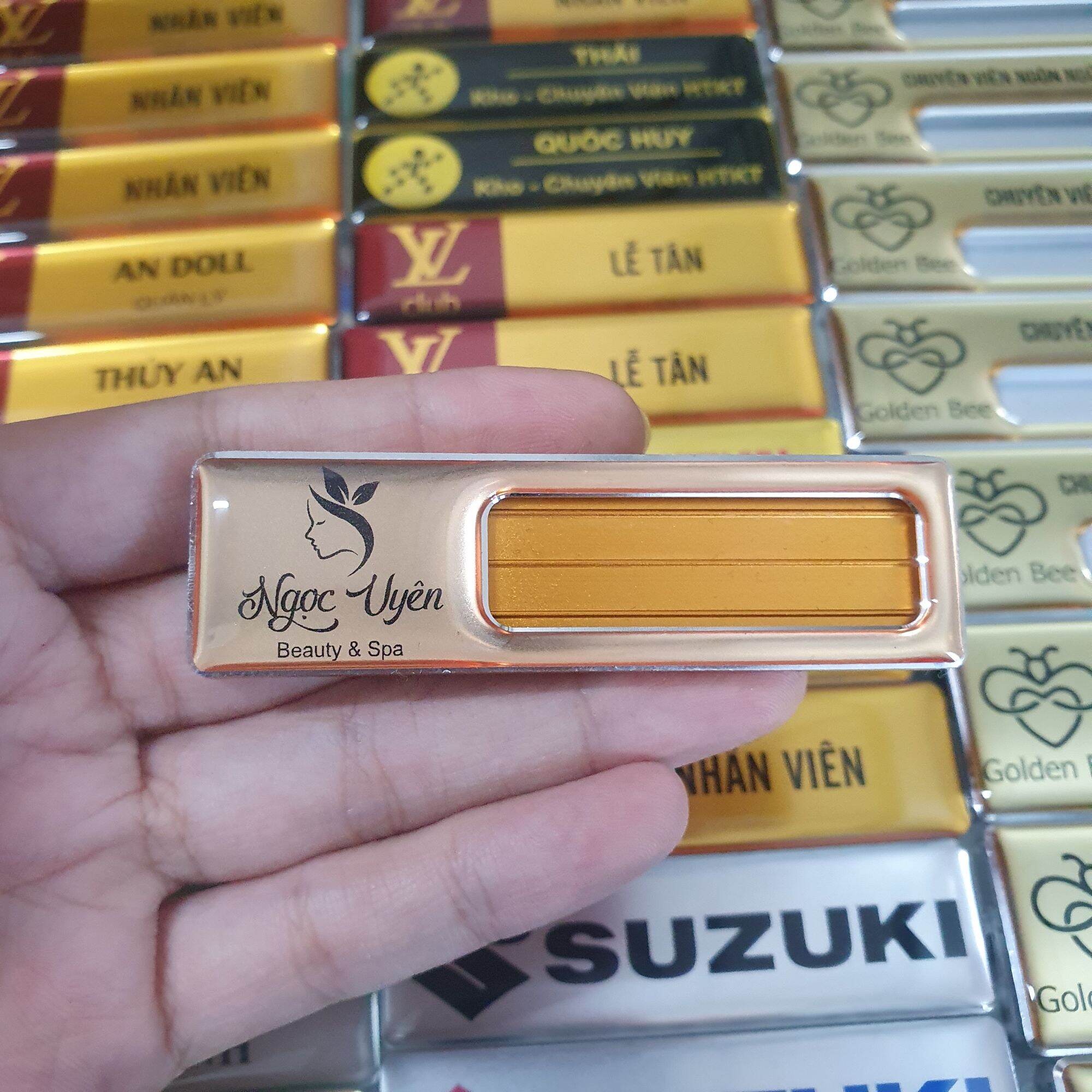 Bảng tên nhân viên thay tên