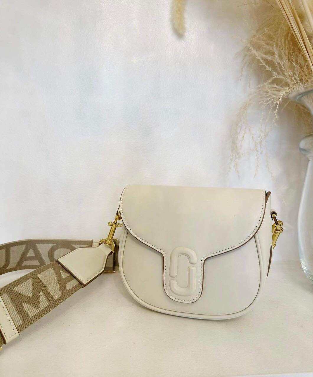 Túi đeo vai nữ love moschino. 