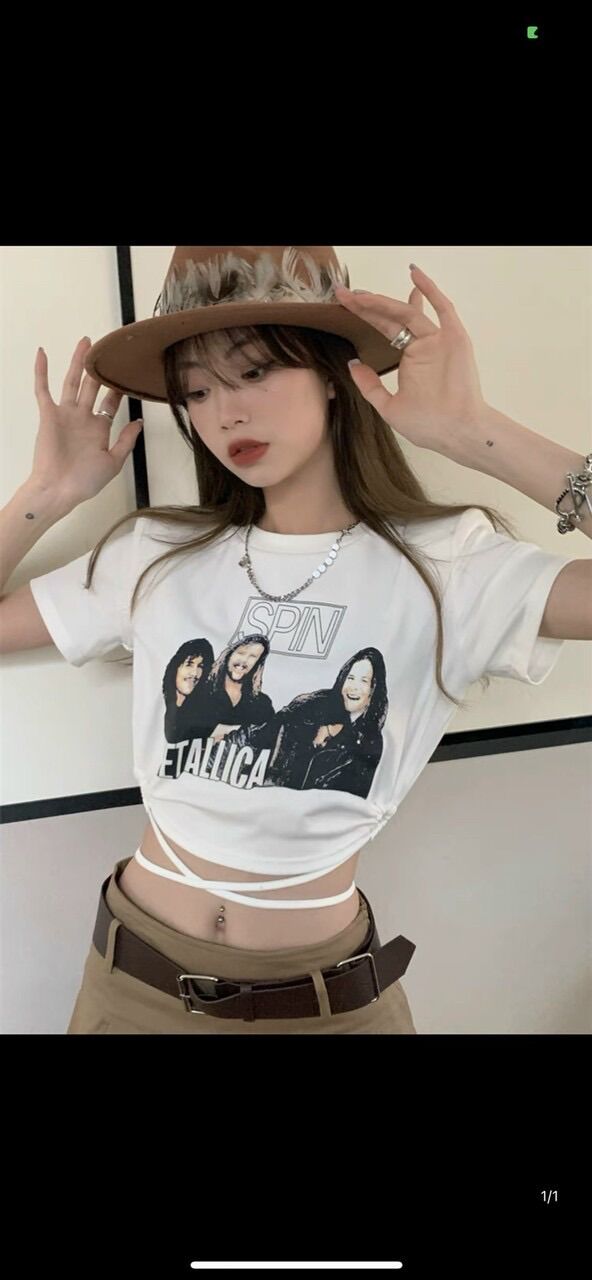 Áo croptop dây quấn eo có chữ spin BG