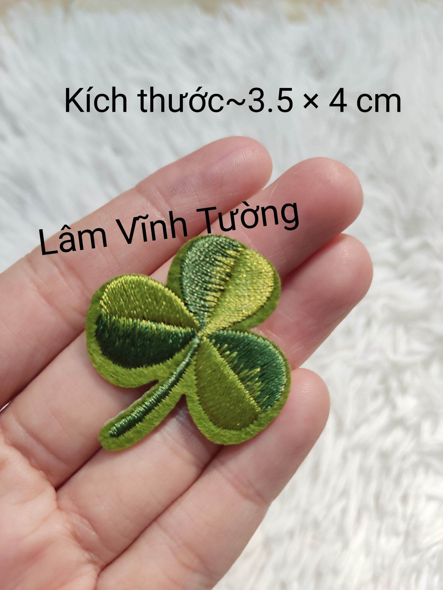 Miếng ủi hình cỏ 3 lá/4 lá . Xem hướng dẫn ủi trong phần chi tiết.