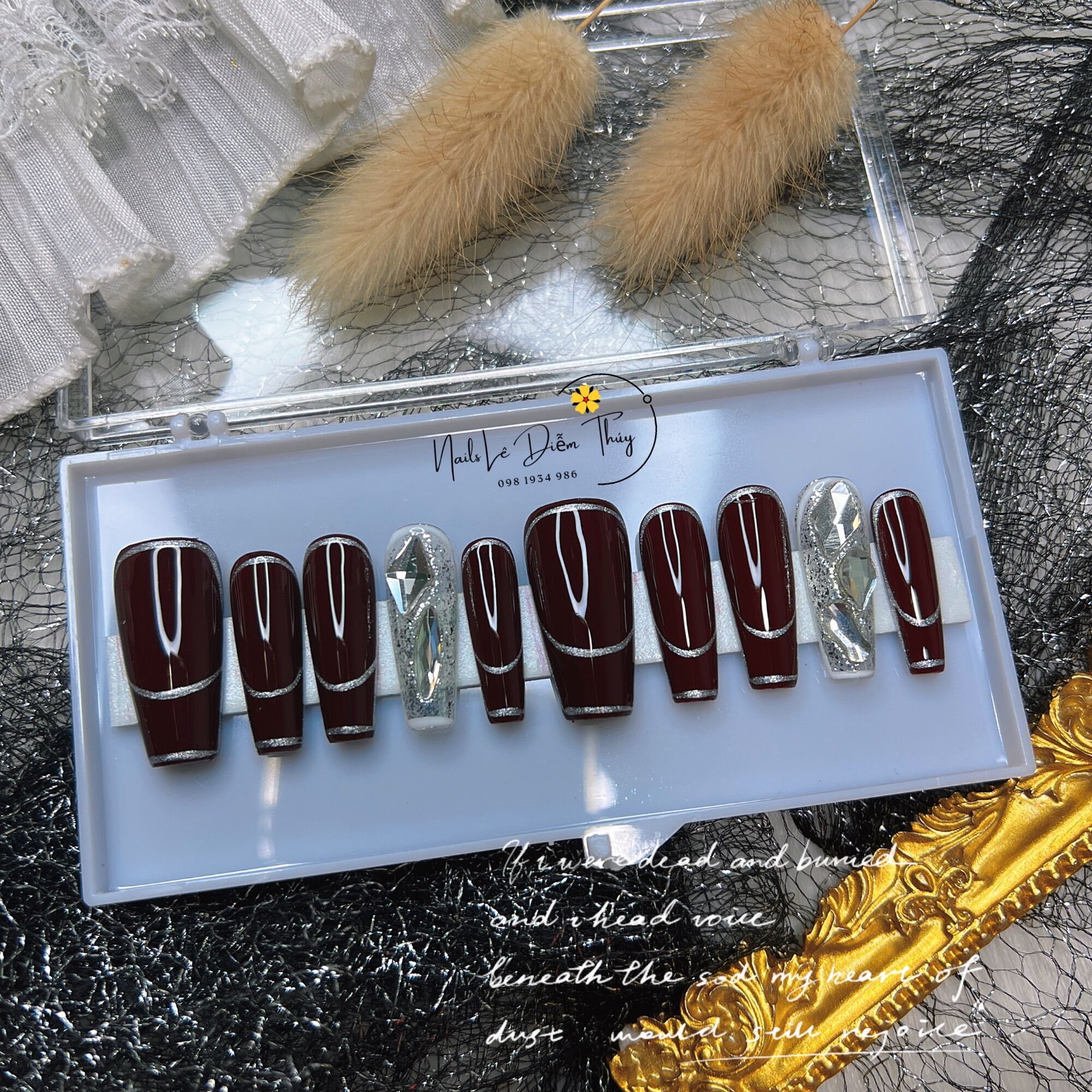 Nailbox Thiết Kế Màu Đỏ Đô Phom Thang Dài