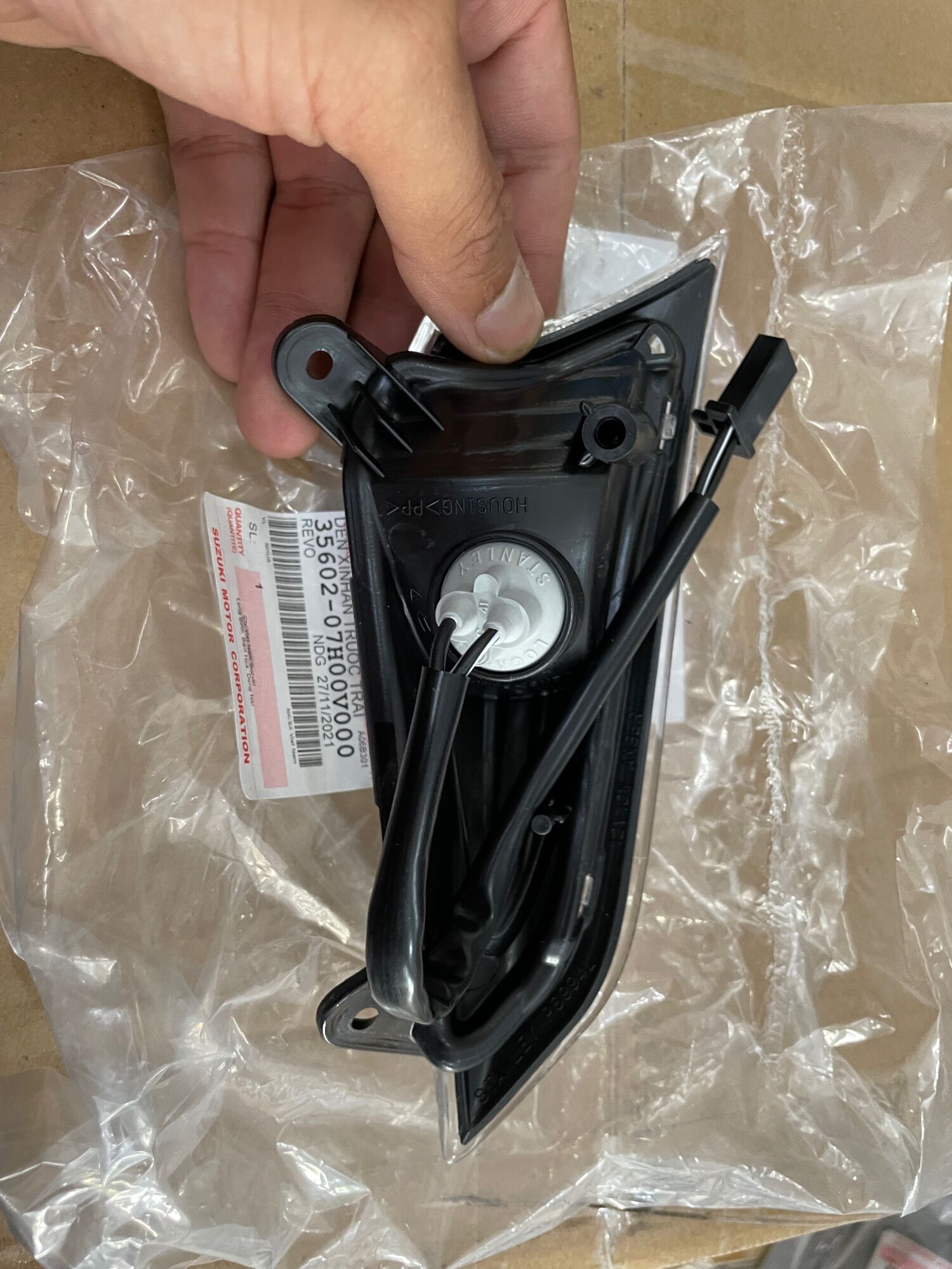 Đèn si nhan trước suzuki Revo
