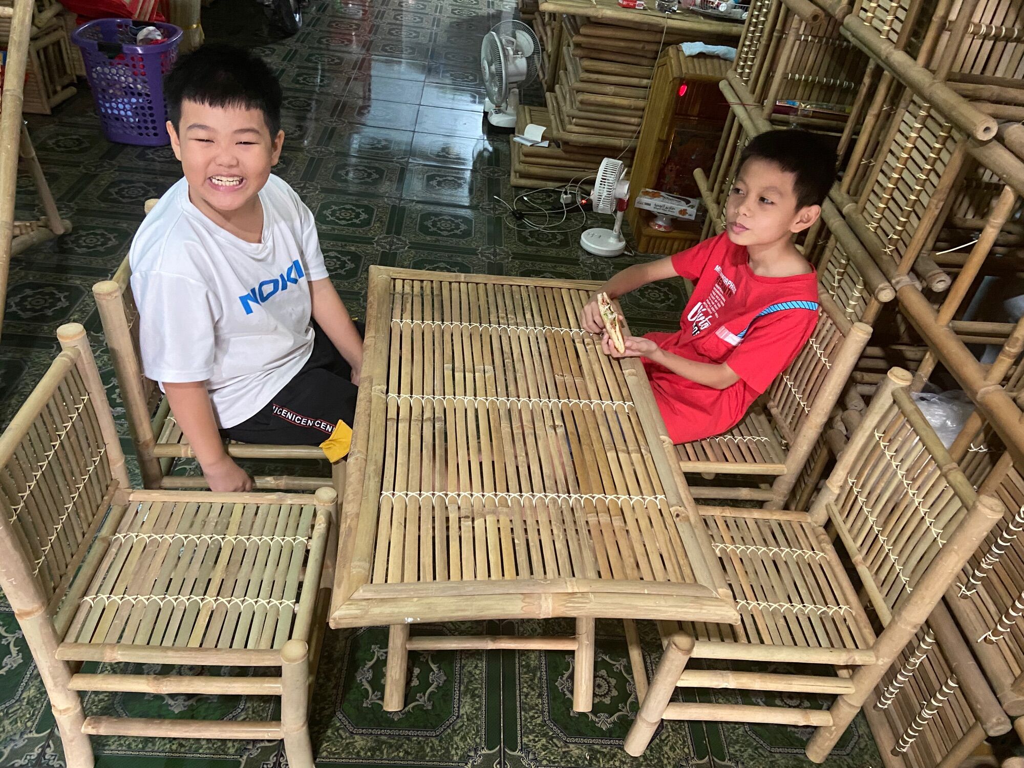 Bộ bàn ghế tre xếp ghế lưng tựa thẳng dùng cho quán ăn.