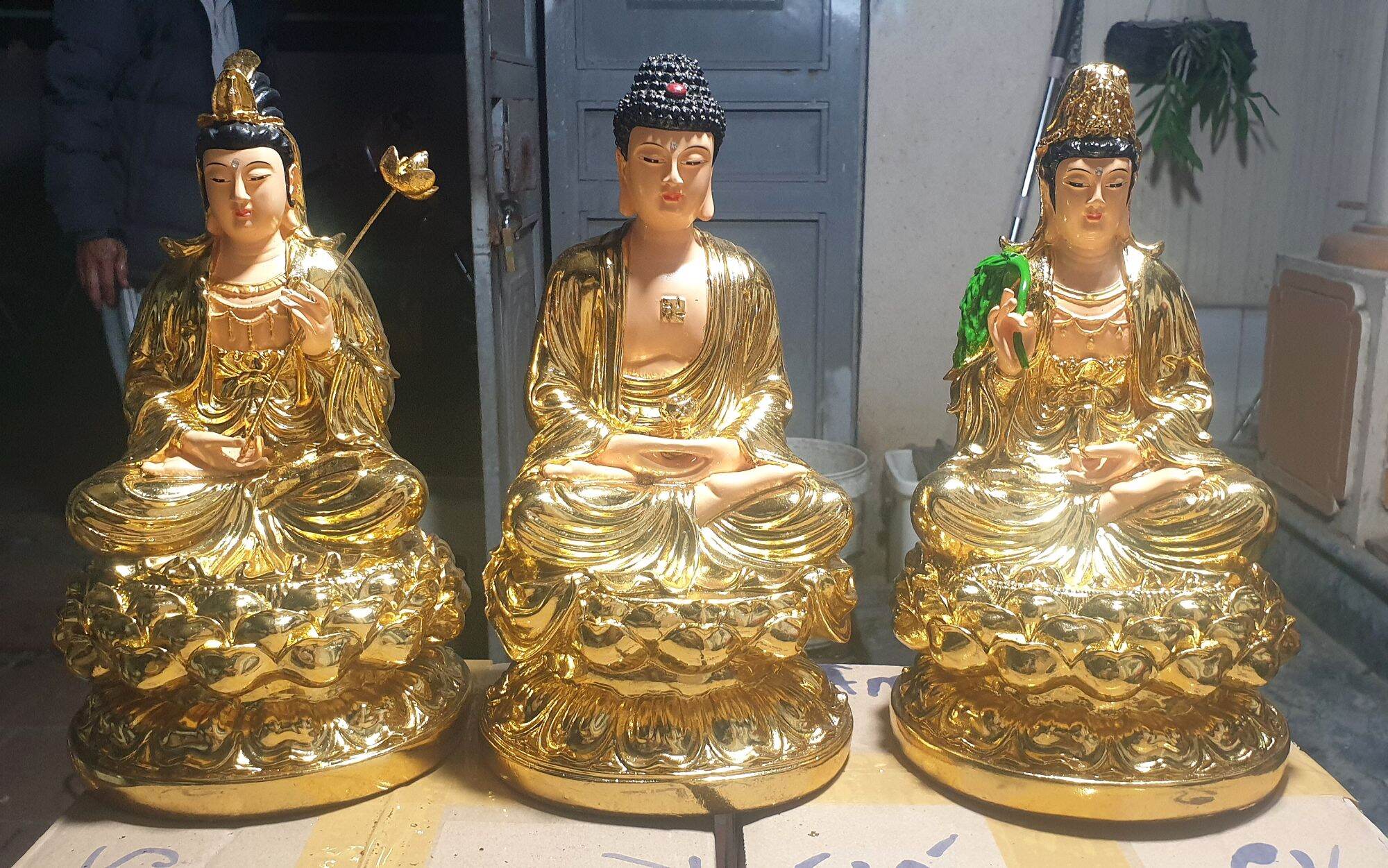 Tượng Phật Di Đà ngồi 30 cm dát vàng composit