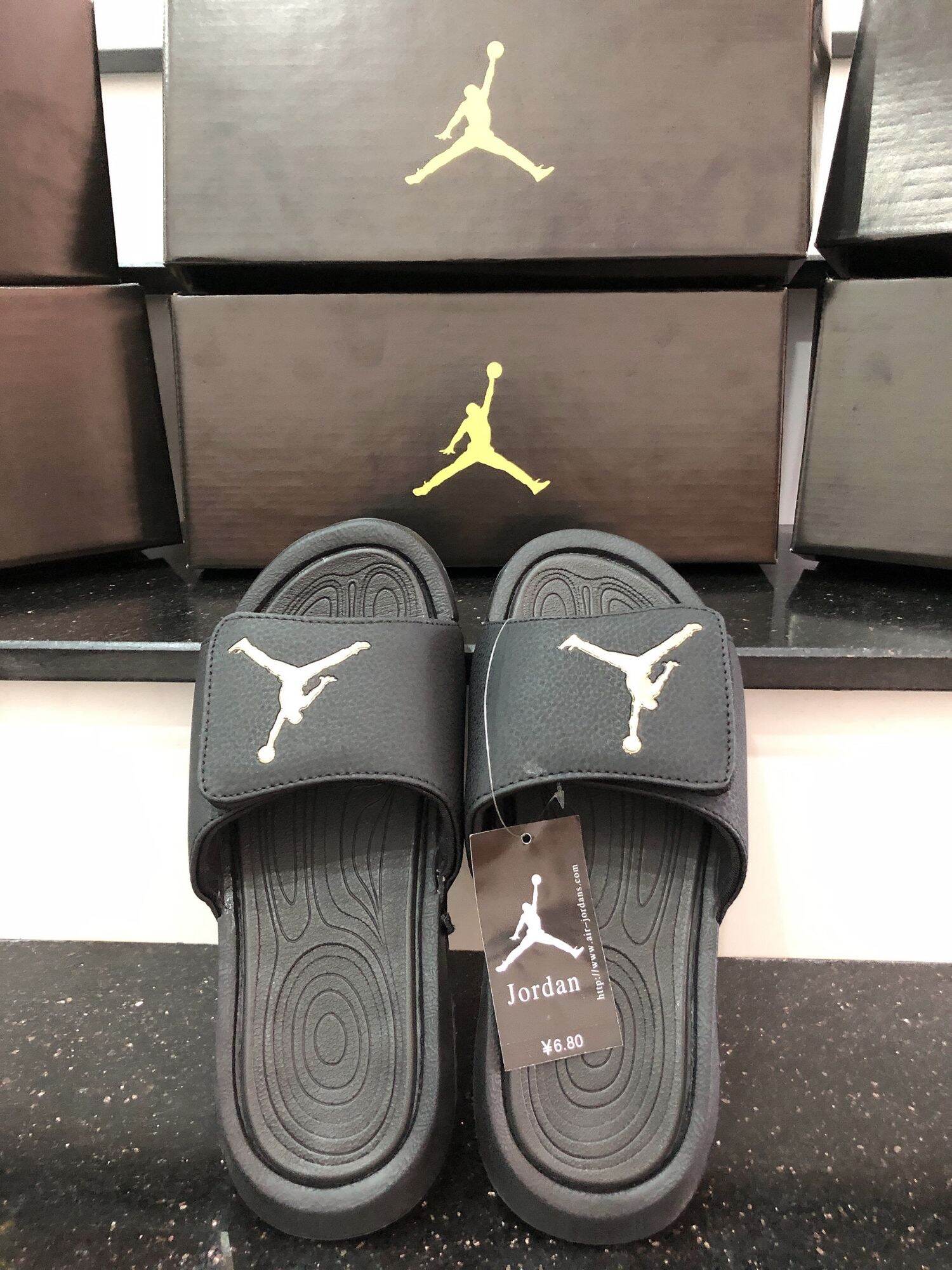 Dép jordan đen logo vàng