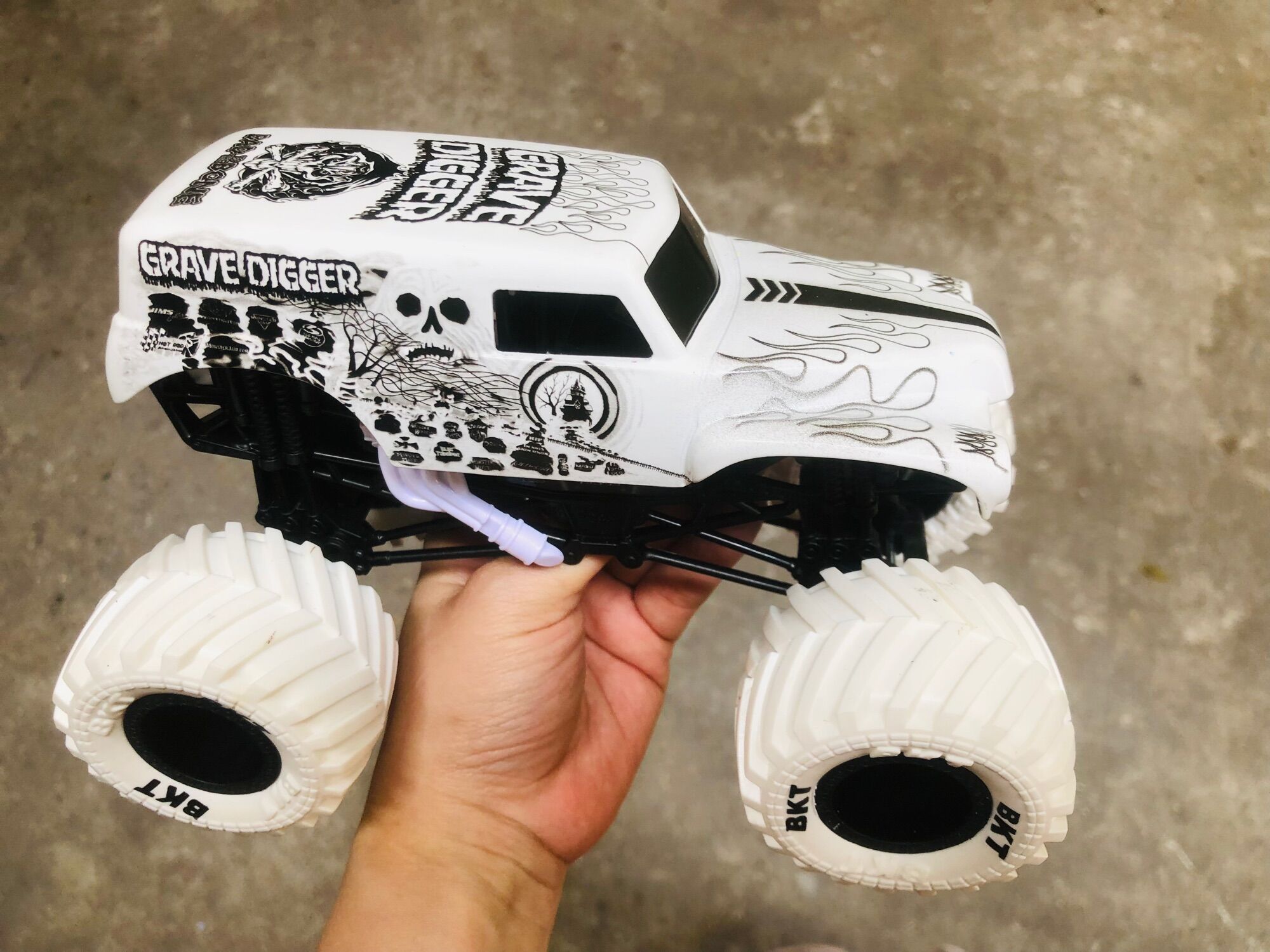 Xe Monster Jam mẫu Grave Digger màu trắng size 1:24