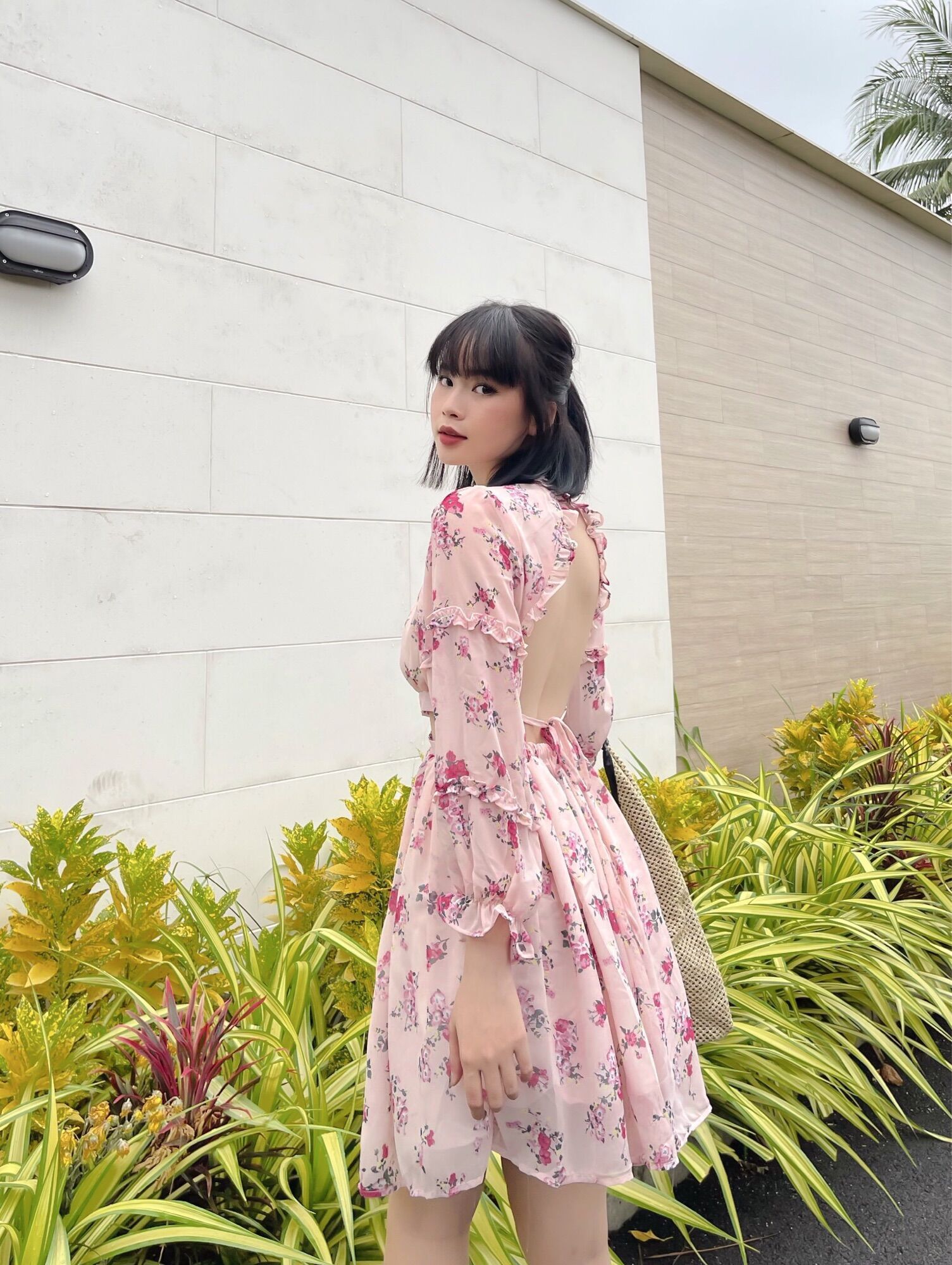 Đầm hở lưng cut out eo tone hồng nhẹ
