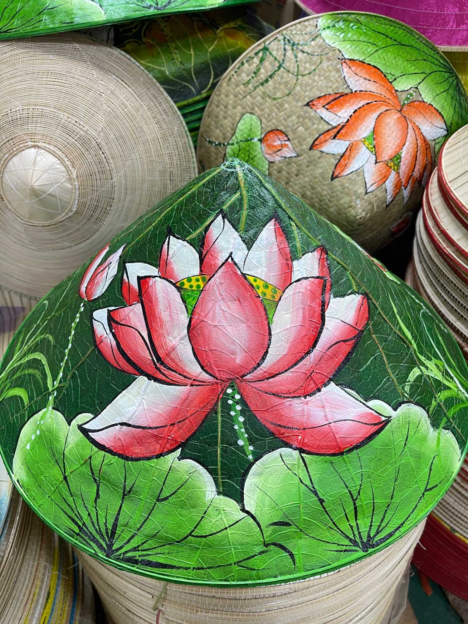 Nón lá sen xứ Huế