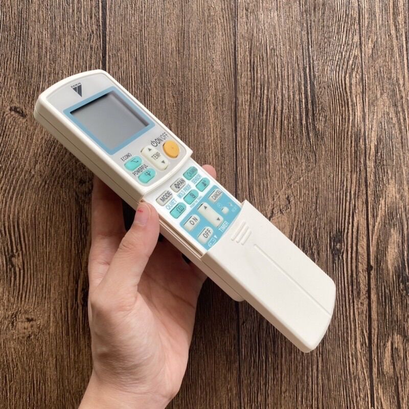 REMOTE MÁY LẠNH DAIKIN CHÍNH HÃNG 2 nút xanh ( tặng pin )