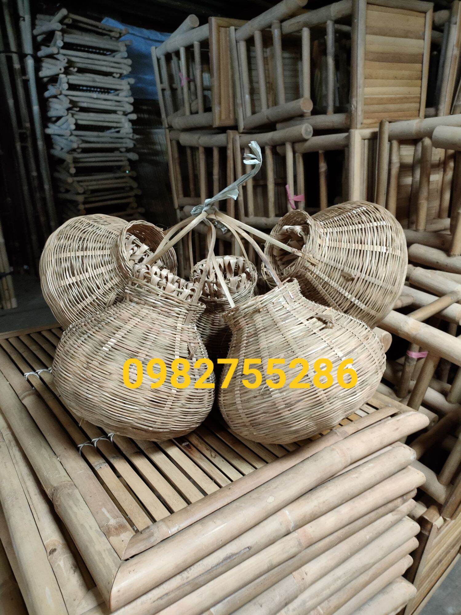 Giỏ tre đựng tôm cá, đục cá
