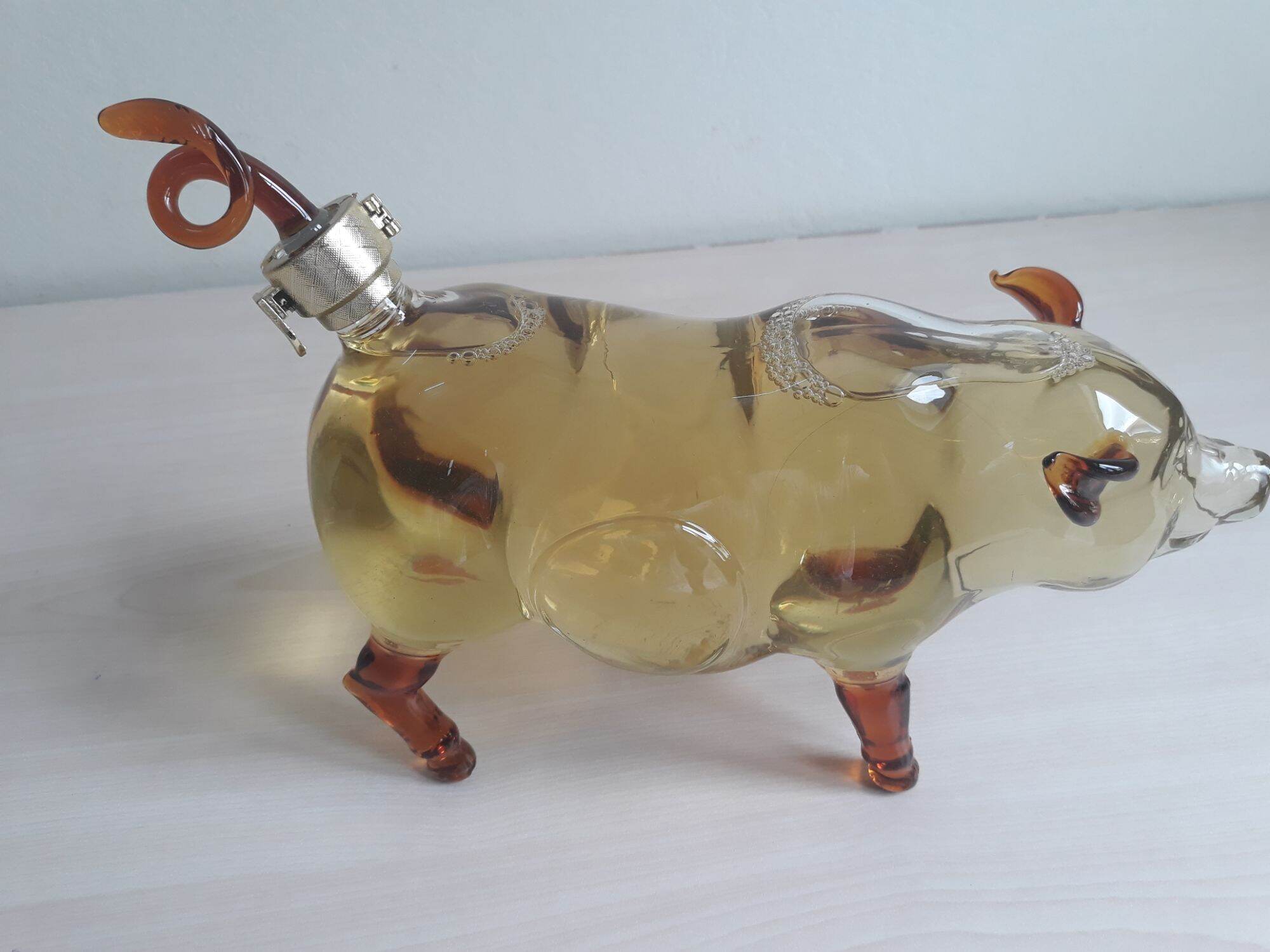 Bình thủy tinh đựng rượu hình con lợn Ỉn